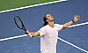 Alexander Zverev hebt auf dem blauen US-Open-Tennisplatz jubelnd die Arme.