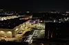 Nächtlicher Blick auf ein beleuchtetes Fabrikgelände an der Lagerstraße in Hamburg