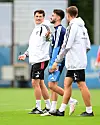 Merlin Polzin, Fabio Vieira und Loic Fave stehen beim HSV-Training auf dem Fußballplatz.