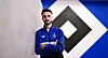 Fabio Vieira posiert im HSV-Trainingsoberteil vor dem Vereinslogo in Hamburg.