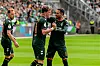 Jens Stage und Justin Njinmah feiern im Werder-Trikot den Führungstreffer gegen den LSK Lüneburg.