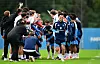 Fabio Vieira und Zakaria El Ouahdi werden beim HSV-Training in Hamburg von ihren neuen Teamkollegen begrüßt.