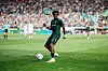 Samuel Mbangula von Werder Bremen führt im DFB-Pokal am Millerntor den Ball über den Rasen.