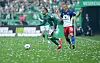 Justin Njinmah dribbelt für Werder Bremen, Miro Muheim vom HSV verfolgt ihn auf dem Rasen.