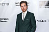 Dylan Sprouse im dunkelgrünen Anzug vor der „Neglected“-Pressewand in Hollywood.