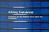 Monitor im Augsburger Hauptbahnhof mit Hinweis zur Evakuierung durch den Posttunnel.