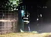 Kriminaltechniker und Polizisten untersuchen nachts mit Taschenlampen das Gelände am Umspannwerk Bergheim.