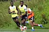 Abdoulie Ceesay (l.) und Ricky-Jade Jones kämpfen beim Training an der Kollaustraße um den Ball.
