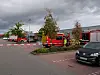 Feuerwehrfahrzeuge und Einsatzkräfte stehen auf einem Parkplatz vor einem Gewerbegebäude.