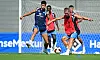 Daniel Elfadli und Miro Muheim trainieren im HSV-Trainingslager in Herzogenaurach mit dem Ball.