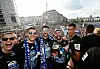 HSV-Spieler feiern auf dem Truck den Bundesliga-Aufstieg, umringt von Fans in Hamburgs Innenstadt.
