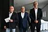Stefan Wogawa, Dirk Hoffmeister und Roberto Kobelt stehen im Thüringer Landtag vor Journalisten.