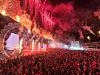 Feuerwerk über dicht gedrängten Besuchern beim Abschluss des Glücksgefühle-Festivals