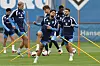 Immanuel Pherai und Fábio Vieira trainieren mit dem Hamburger SV am Volksparkstadion mit Ball und orangefarbenen Stangen.