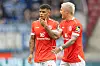 Ransford Königsdörffer und Phillip Tietz von Mainz 05 sprechen während des Spiels in roten Trikots.
