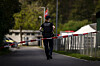 Polizist steht hinter Absperrband an der Pferderennbahn Schachen nach einer Rave-Party.