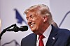Donald Trump spricht in Évian-les-Bains bei einer Pressekonferenz des G7-Gipfels in ein Mikrofon.