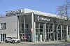 Renault-Autohaus König mit gläserner Fassade und Fahrzeugen an der Kolonnenstraße in Berlin-Schöneberg