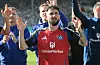 Marco Richter im HSV-Trikot jubelt mit erhobenen Händen nach dem Spiel in Fürth.