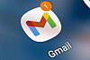 Gmail-Logo auf blauem Hintergrund als Symbol für Googles neue KI-Funktionen im Postfach