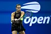 Aryna Sabalenka schlägt bei den US Open in New York einen Ball mit der Rückhand.