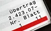 Nahaufnahme eines Kontoauszugs mit dem Eintrag „Übertrag 2.423,07-“ und rotem Balken.