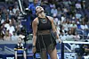 Aryna Sabalenka reagiert im schwarzen Tennisoutfit während ihres US-Open-Matches gegen Polina Iatcenko.