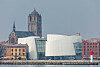 Ozeaneum am Strelasund mit der Marienkirche und der Stralsunder Uferpromenade
