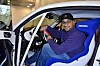 JP Kraemer sitzt mit Kappe und Brille im Rennwagen mit blauem RECARO-Sitz.