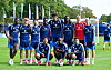 HSV-Spieler posieren beim Training in Hamburg; Torwart Sander Tangvik steht im roten Trikot.