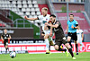 Sebastian Griesbeck und St. Paulis Dimitrios Diamantakos kämpfen auf dem Rasen um den Ball.