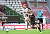 Sebastian Griesbeck und St. Paulis Dimitrios Diamantakos kämpfen auf dem Rasen um den Ball.
