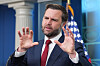 US-Vizepräsident JD Vance spricht mit erhobenen Händen im Presseraum des Weißen Hauses.