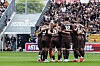 Spieler des FC St. Pauli bilden vor dem Anpfiff im Millerntor-Stadion einen Teamkreis.