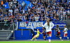 HSV-Fans verfolgen ein Frauen-Bundesliga-Spiel gegen den SC Freiburg im Hamburger Stadion.
