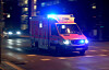 Rettungswagen fährt nachts mit Blaulicht durch Kiel