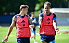 Nicolai Remberg und Yussuf Poulsen unterhalten sich auf dem Trainingsplatz.