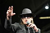 Udo Lindenberg singt mit Hut und Mikrofon auf der Bühne der Ausstellung „Udoversum“ im Stilwerk.