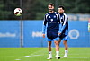 Fabio Vieira und Zakaria El Ouahdi trainieren beim Hamburger SV in Hamburg mit einem Ball.