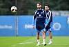 Fabio Vieira und Zakaria El Ouahdi trainieren beim Hamburger SV in Hamburg mit einem Ball.