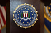 FBI-Siegel auf einem Podium vor einer Pressekonferenz in der Außenstelle Portland