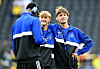 Shafiq Nandja, Louis Lemke und Otto Stange stehen zusammen vor dem Bundesliga-Spiel in Dortmund auf dem Platz.
