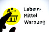Finger vor einem Monitor mit dem Logo der App «Lebensmittelwarnung»