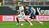 Marcus Mathisen und Joel Grodowski kämpfen in Bielefeld um den Ball.