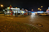 Autos stehen nachts auf dem Parkplatz eines McDonald's-Restaurants in Hamburg.