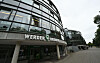 Geschwungene Glasfassade des Weserstadions mit Werder-Bremen-Schriftzug in Bremen