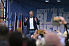 Björn Höcke spricht bei einer AfD-Wahlkampfveranstaltung in Stralsund; Zuschauer filmen mit Smartphones.