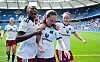 HSV-Spielerinnen feiern Camilla Linbergs Ausgleich gegen RB Leipzig im Hamburger Stadion.