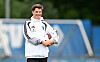 HSV-Trainer Merlin Polzin steht beim Training in Hamburg mit einem Fußball in der Hand.