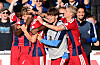 Louis Lemke feiert im HSV-Trikot mit Mitspielern das 3:0 im DFB-Pokal beim SC Verl.